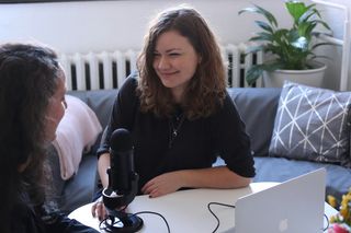 Zwei Frauen im Gespräch bei einer Beratungssitzung